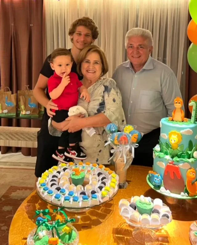 Maria Clara Quinderé e David Rodrigues assopram a primeira velinha do filho David