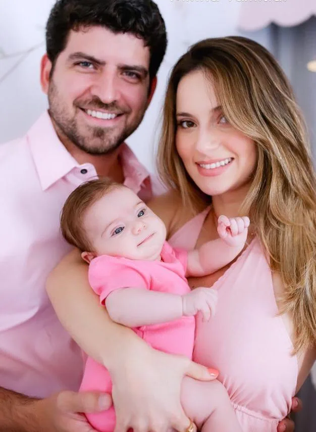 Laime Paz e Lucas Câmara celebram os dois meses da Alice
