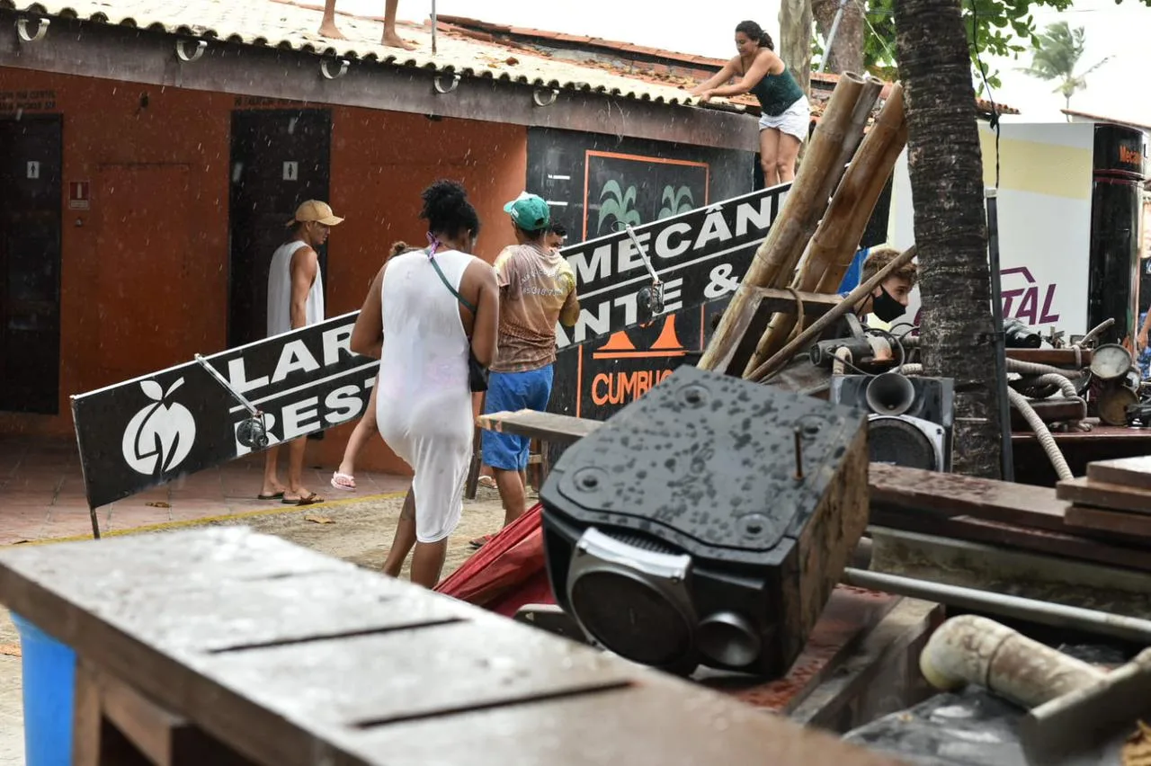 Ministério Público determina pela retirada de oito barracas da Praia do Cumbuco e da Lagoa do Cauípe