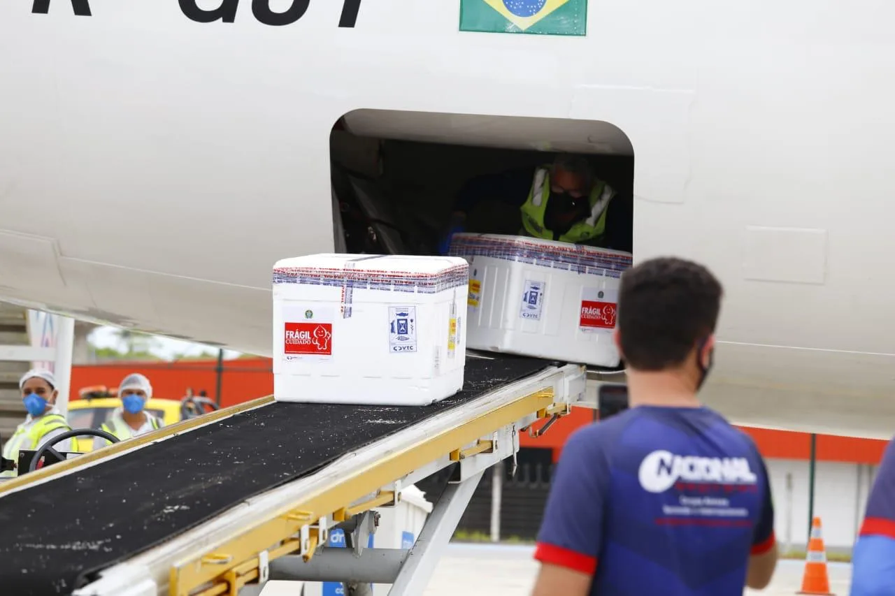 80.500 doses da vacina AstraZeneca chegam ao Ceará; Veja imagens