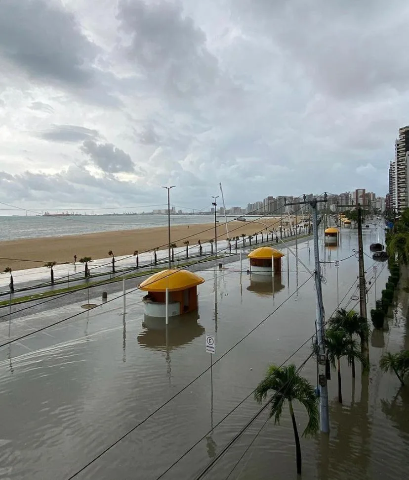 Beira Mar e pontos de Fortaleza amanhecem alagados nesta segunda-feira