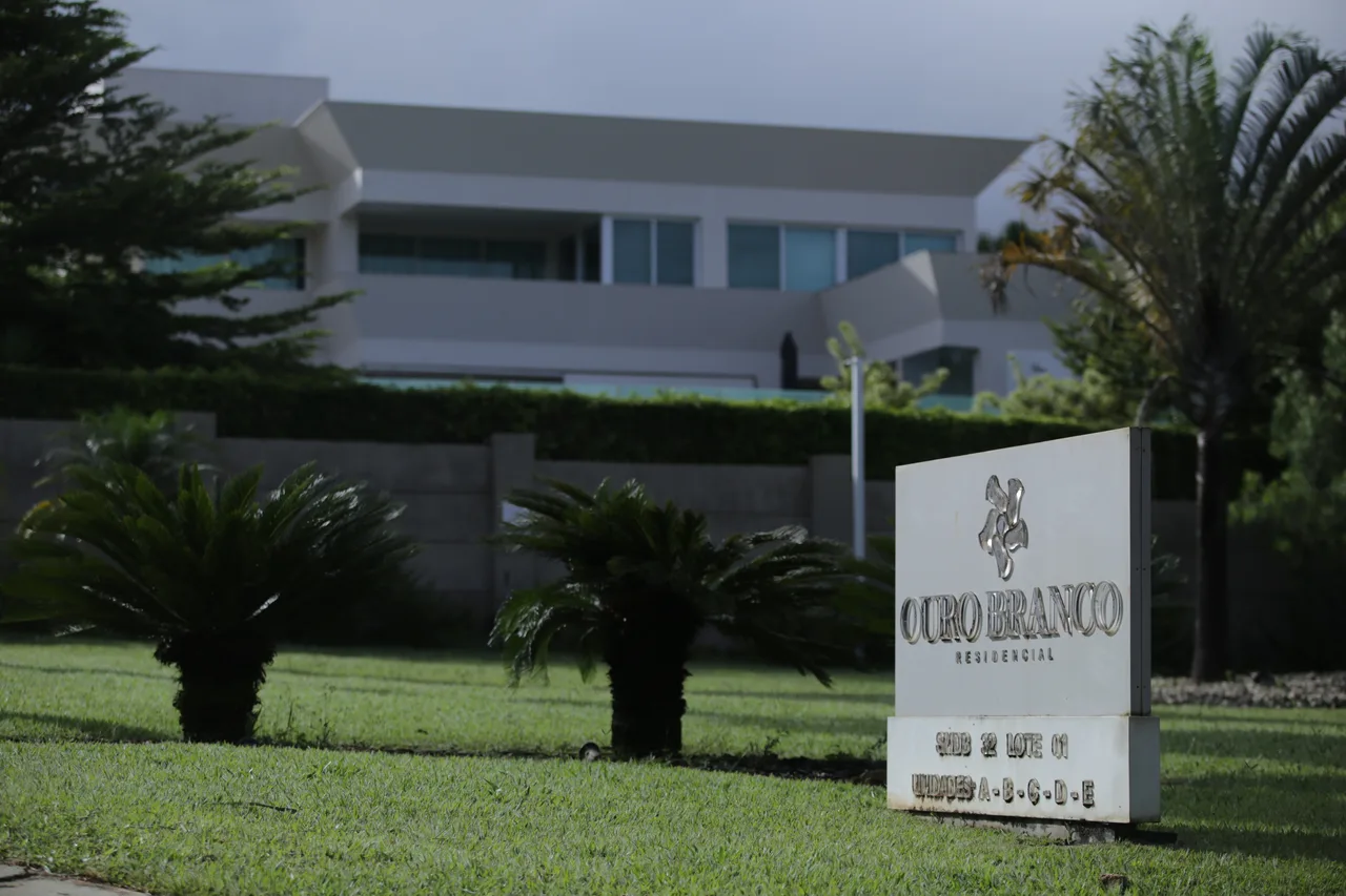 Cartório comunica Coaf sobre compra de mansão de R$ 6 milhões por Flávio Bolsonaro