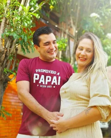 Alexandre Medeiros e Camila Albuquerque recebem aviso da cegonha