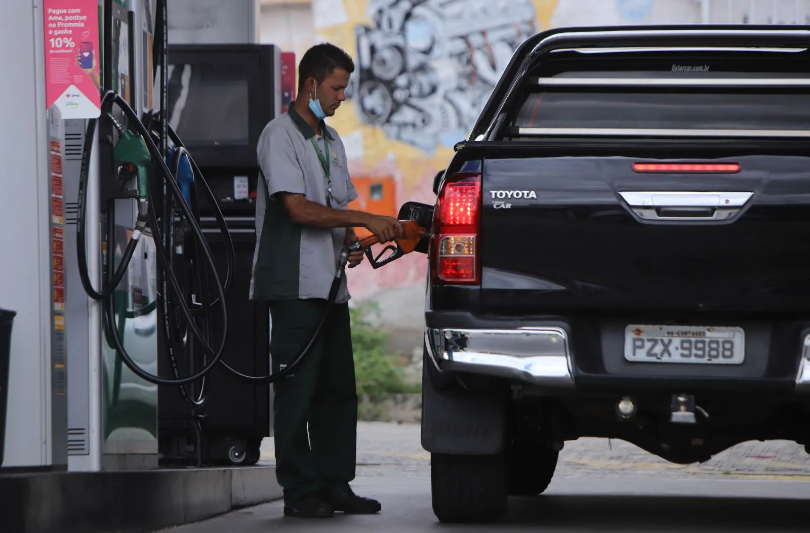 Gasolina sobe 21 centavos no Ceará e chega até R$ 5,74 o litro; Capital aumenta R$ 0,10