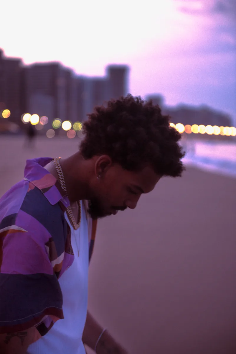 Cantor e compositor radicado no Ceará, Chris Lima lança single “Bússola”