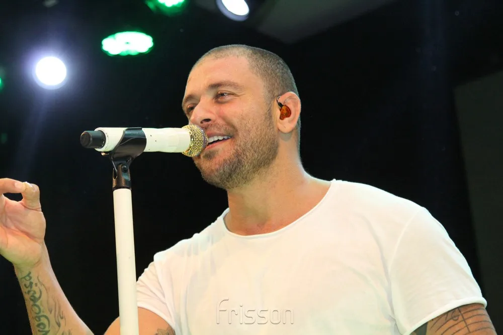 Diogo Nogueira homenageia de Vinicius de Moraes a Alceu Valença em show intimista