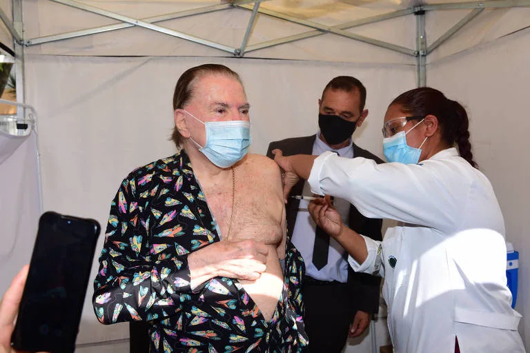 Silvio Santos e Ary Fontoura tomam 2ª dose da vacina contra Covid