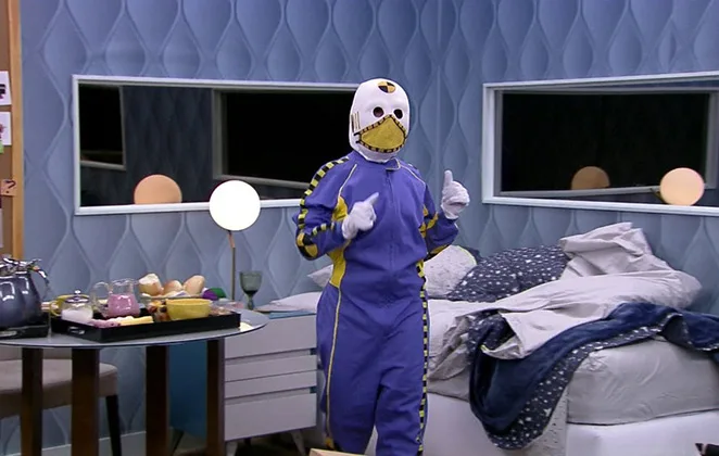 BBB21: vestida de dummy, Carla Diaz volta à casa do BBB e pede Arthur em namoro