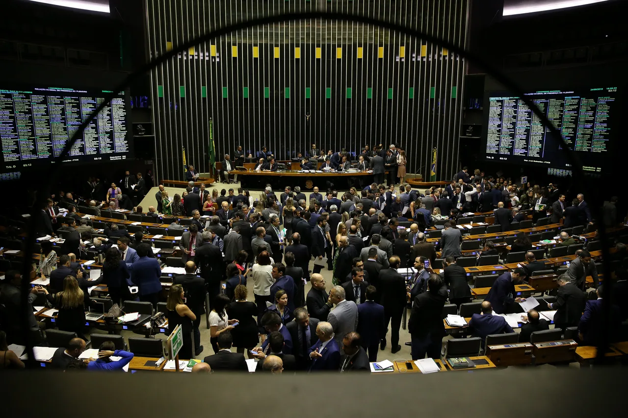 Câmara aprova em 2º turno texto-base da PEC Emergencial sob ofensiva do governo
