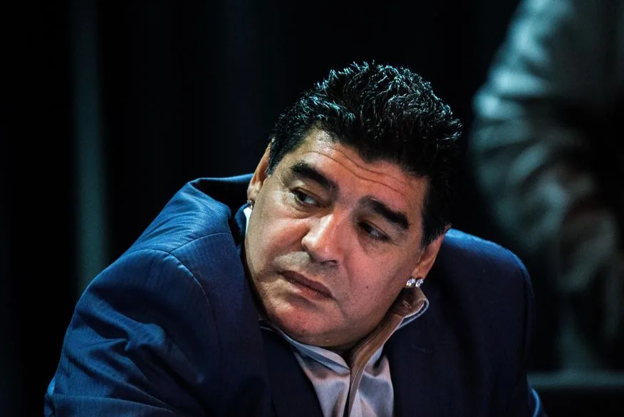 Morte de Maradona vira guerra familiar e confirma profecia do ex-jogador