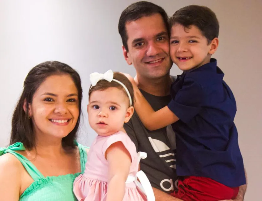 Empresários Juliana e George Alexandre, diretores da Duetos, celebram primeiro ano de filha caçula