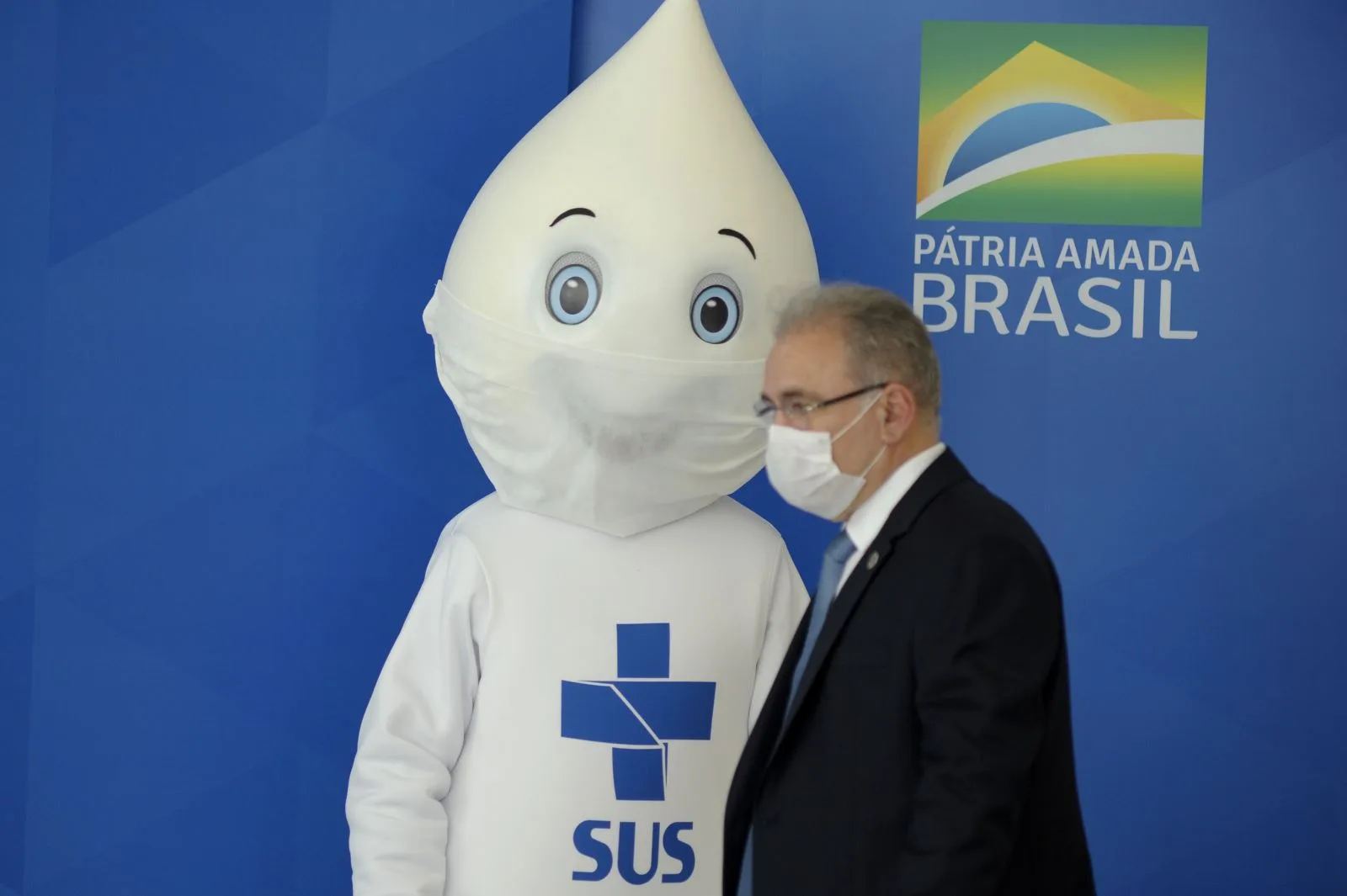 Queiroga promete 1 milhão de vacinas ao dia no curto prazo e anuncia secretaria para combate à Covid