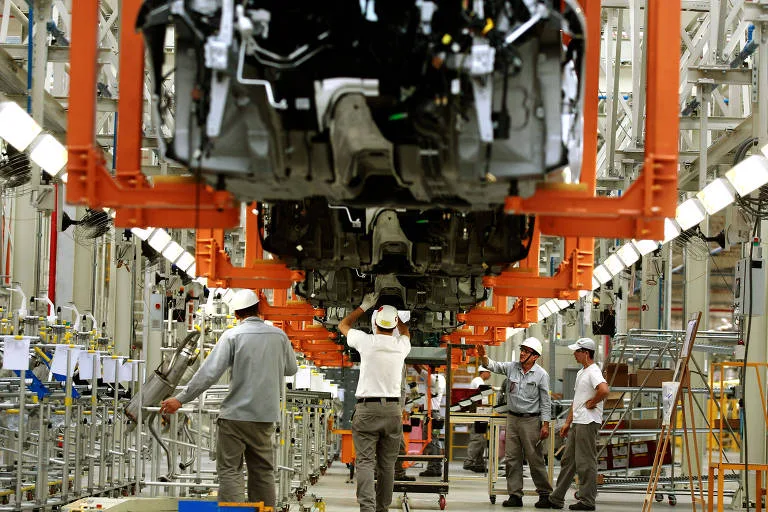 86% dos executivos do setor automotivo dizem que governo deve acelerar vacinação para garantir retom