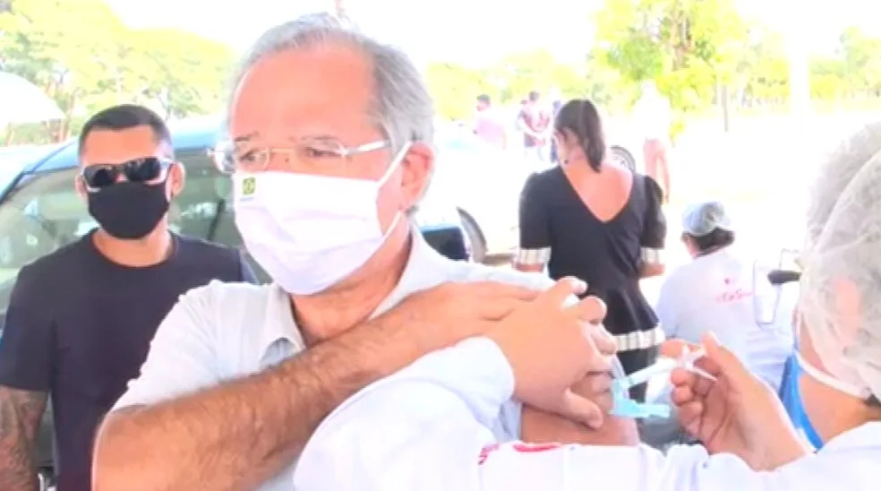 Guedes toma vacina contra a Covid-19 e defende imunização para todos os brasileiros