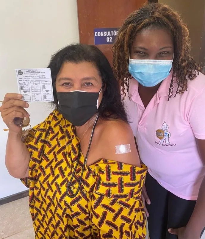 Regina Casé recebe primeira dose de vacina contra Covid-19: “Chegou a minha vez”