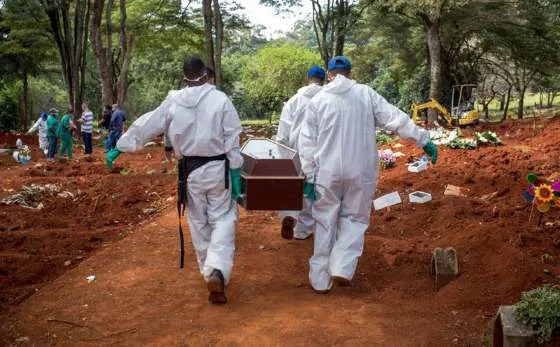Brasil registra 3.668 mortes em 24 h e bate novo recorde de mortes e de média móvel de óbitos