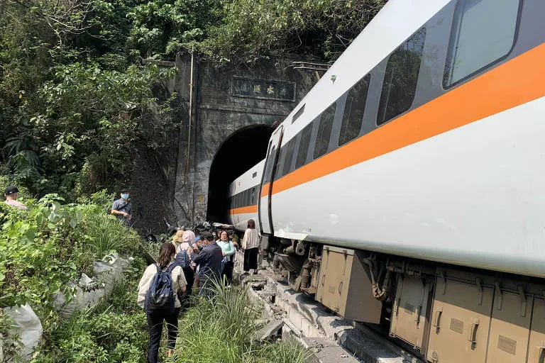 Pior acidente de trem em Taiwan em décadas deixa 50 mortos