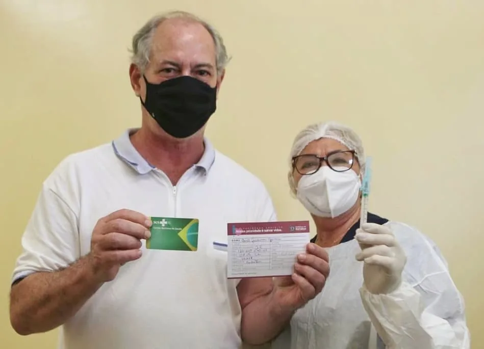 Ciro Gomes é vacinado contra a Covid-19 e diz que se emocionou com profissionais de saúde