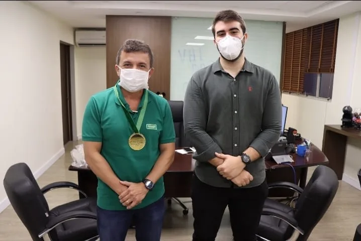 Elias Leite recebe a Medalha Jovem Mentalidade Empreendedora Social da AJE Fortaleza