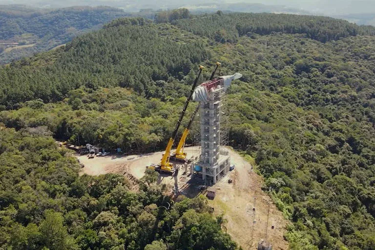 Gaúchos constroem estátua de Cristo maior que a do Rio