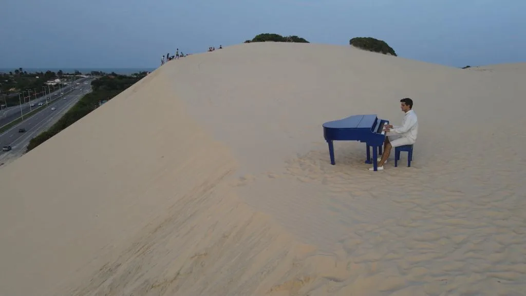 Pianista cearense lança clipe em cima das dunas da Sabiaguaba em homenagem aos 295 anos de Fortaleza