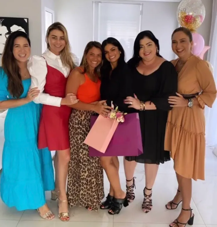 Isabele Temóteo ganha parabéns surpresa de turma de amigas