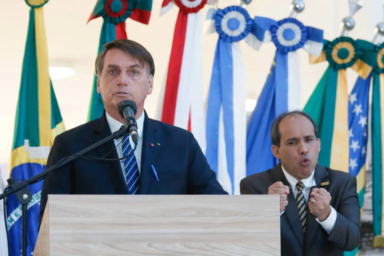 Após uso de 'meu' Exército e incômodo militar, Bolsonaro agora adota pronome 'seu'