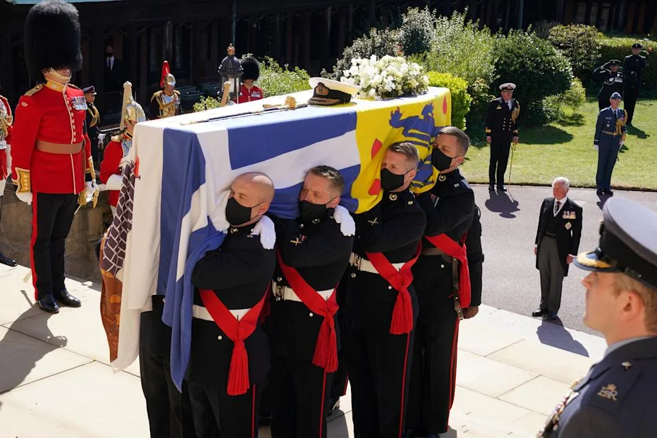 Procissão real e momento de silêncio marcam funeral de príncipe Philip
