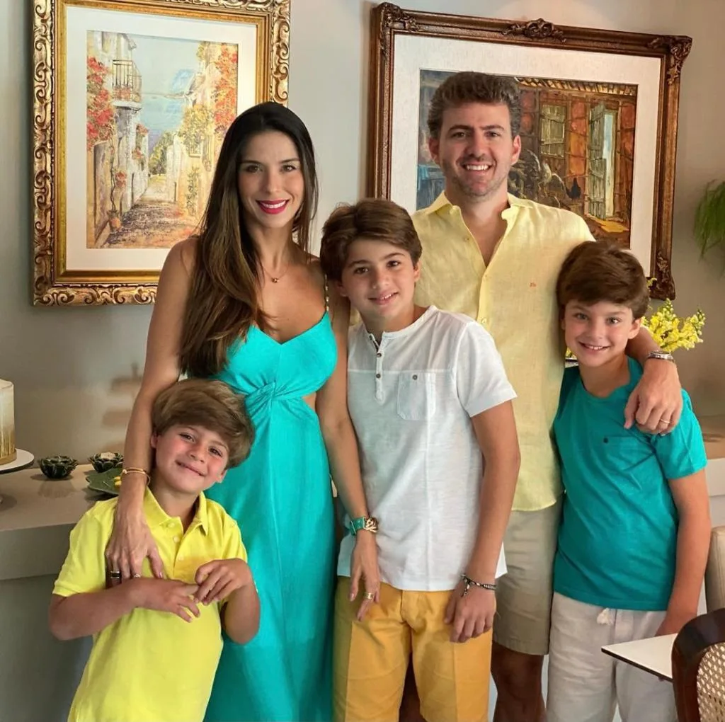 Roberto Oliveira recebe os parabéns em almoço familiar