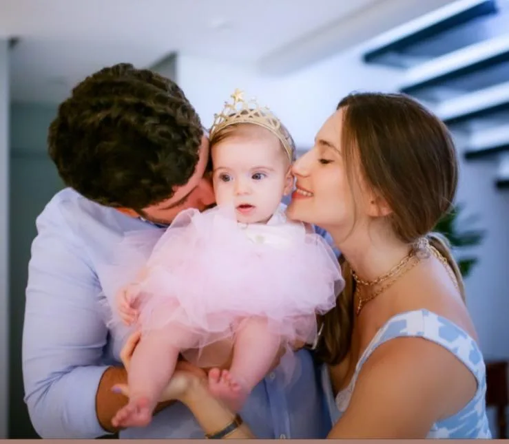 Laime Paz e Lucas Câmara festejam os quatro meses da Alice