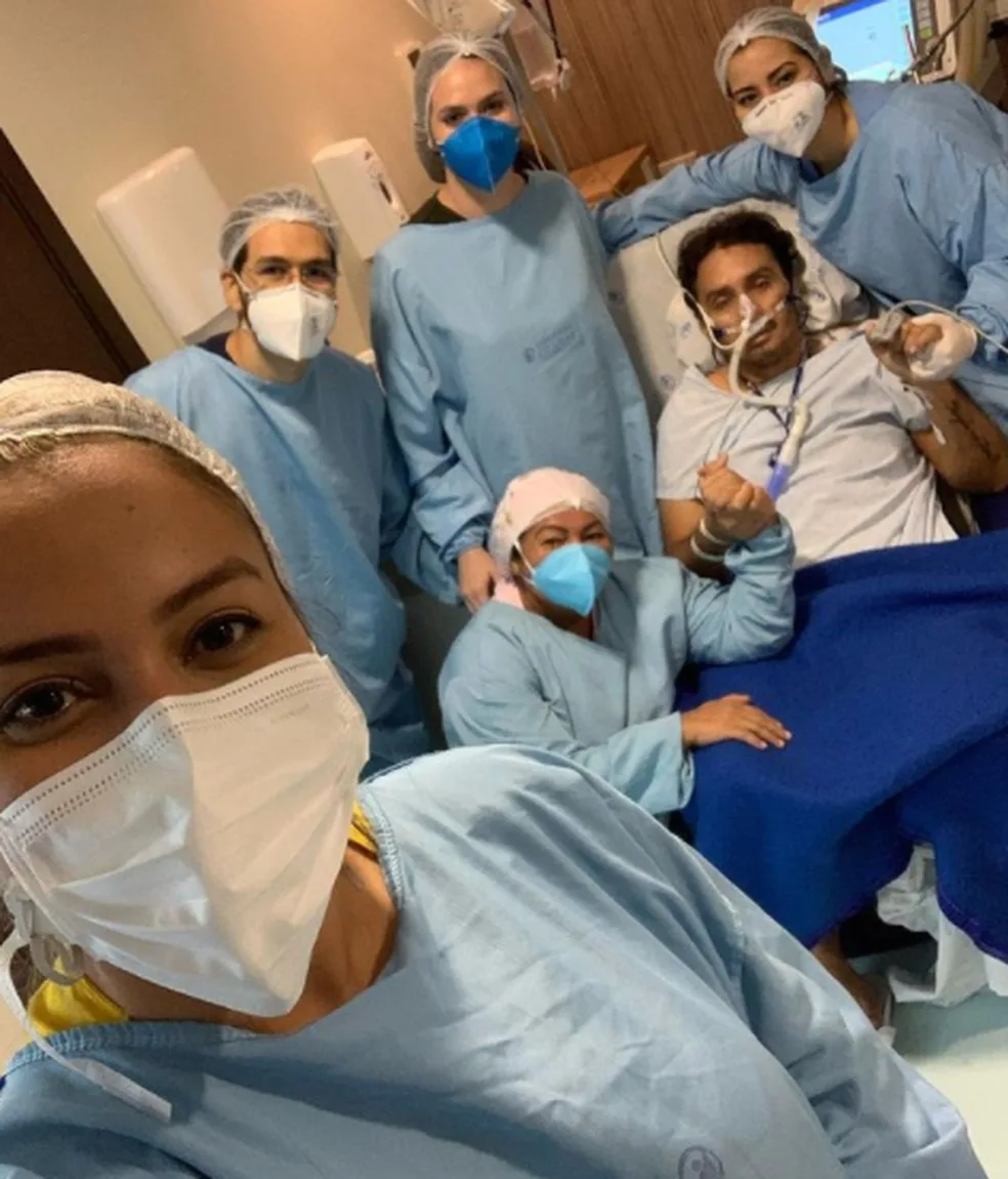 Cantor Vicente Nery é extubado, mas segue internado em UTI de Fortaleza