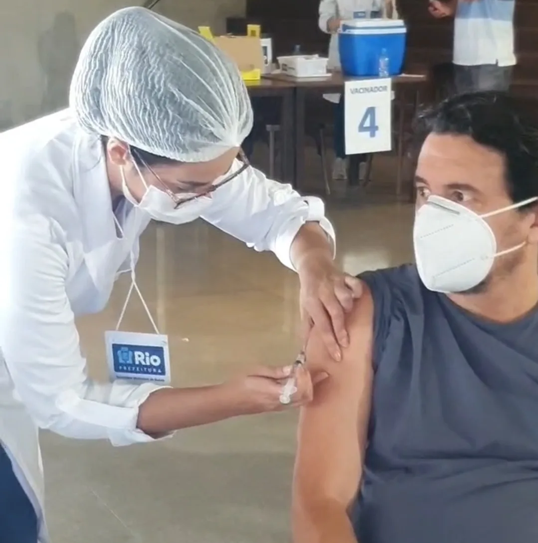 Diretor geral de novelas da RecordTV, Edson Spinello é vacinado contra Covid-19 no Rio