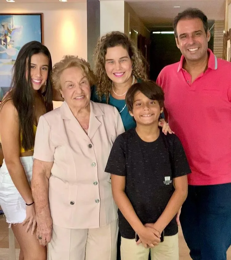 Cybele Pontes ganha os parabéns em ocasião familiar