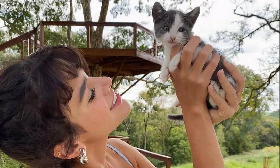 Bruna Marquezine e Enzo Celulari adotam gata dias após assumir namoro