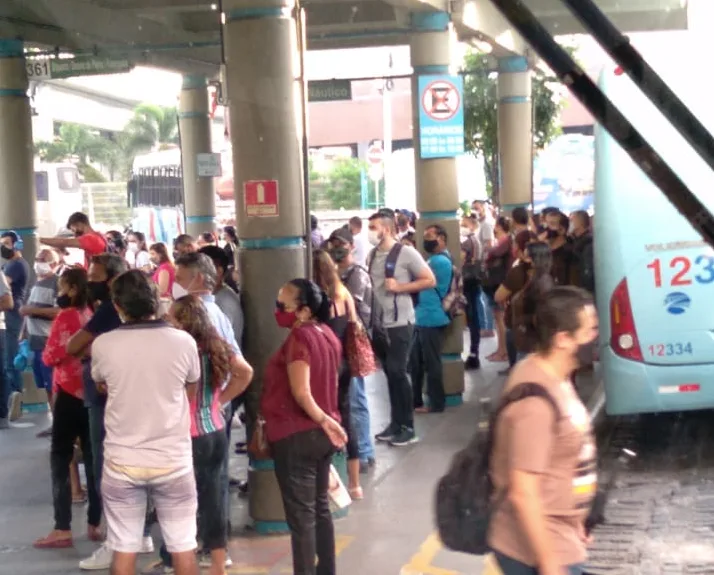 Frota de 200 ônibus adicionada em fevereiro é tirada de circulação e passageiros reclamam de lotação