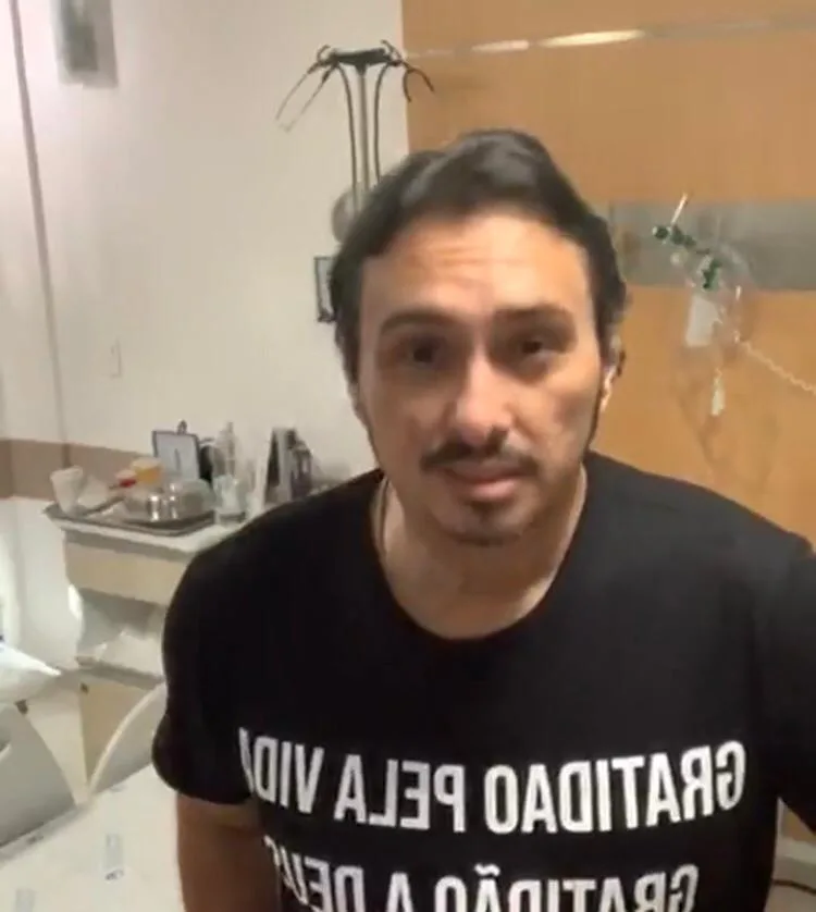 Cantor Vicente Nery vence a Covid-19, recebe alta e sai do hospital