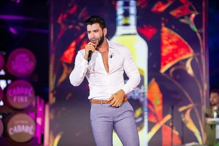 Gusttavo Lima surge com anel de noivado e fãs especulam volta com Suita