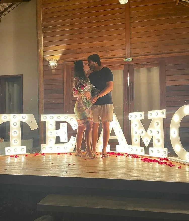 Aniversariante Camila Nogueira ganha surpresa do marido