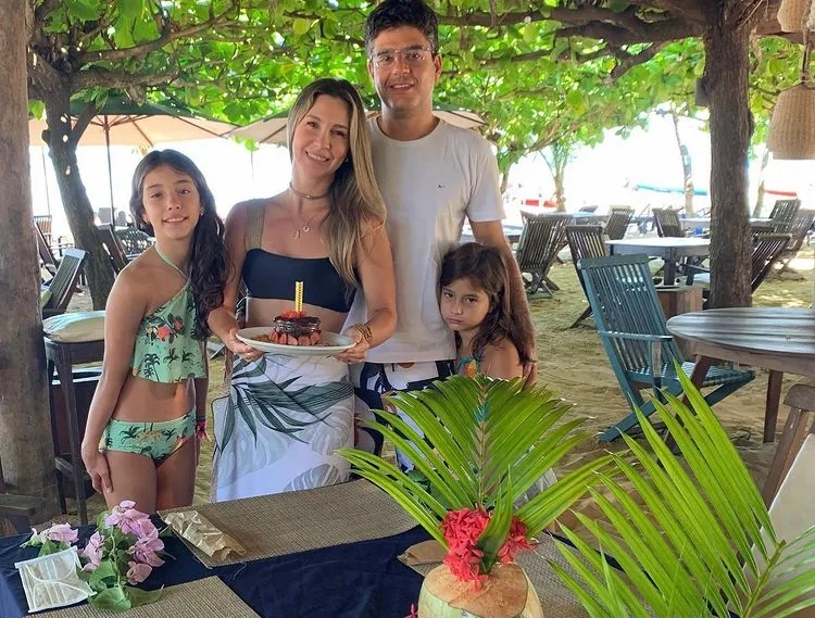 Paula Ferreira festeja a nova idade em praia cearense
