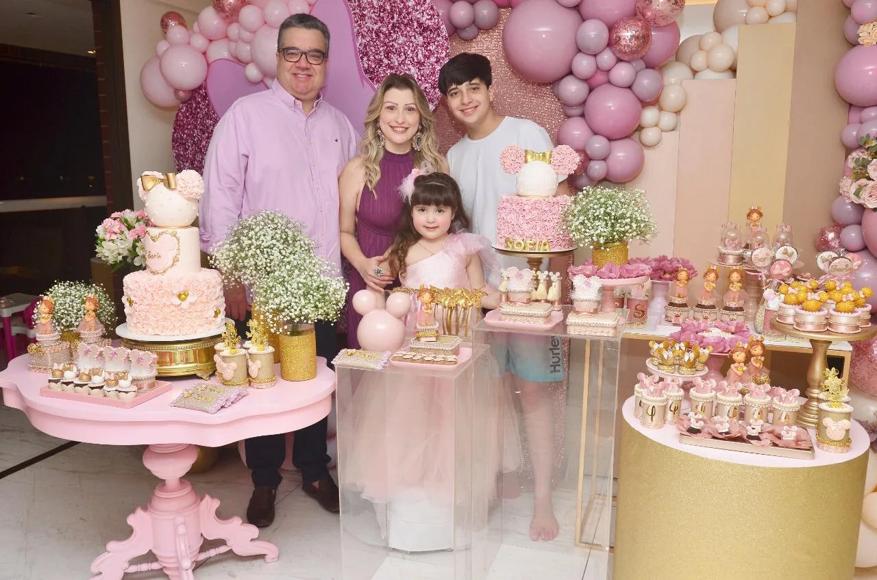 Ticiana e Ticiano Rêgo assopram quatro velinhas da filha Sofia