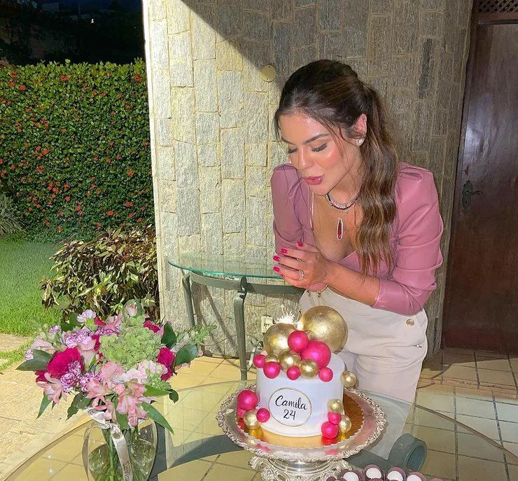 Camila Nogueira festeja aniversário em lanche familiar