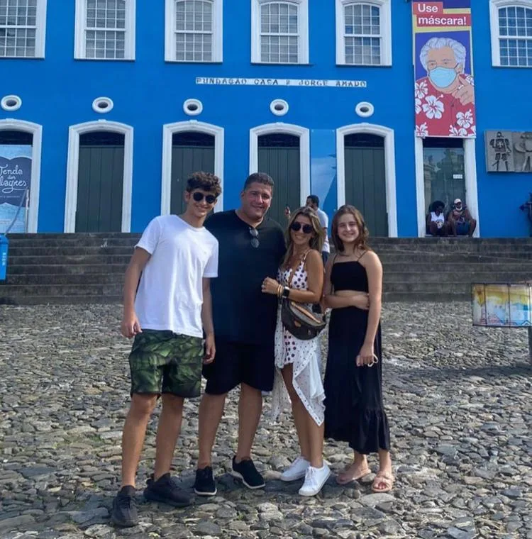 Roberta Quaranta e Mozart Gomes desembarcam em Salvador com os filhos