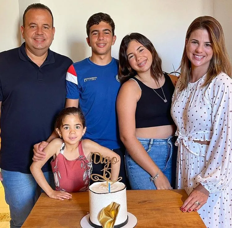 Juliana e Rodrigo Roma celebram os 15 anos do filho Rodrigo