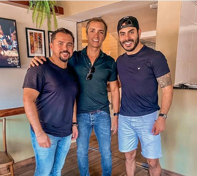 Ex-BBB e cantor Rodolffo Matthaus aterrissa em Fortaleza