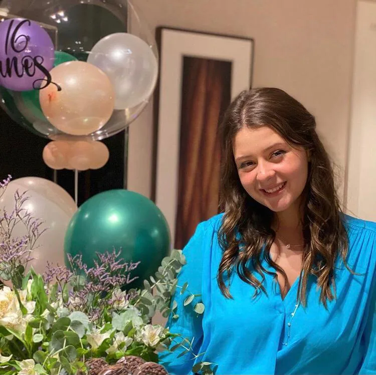 Vitoria Lima festeja seus 16 anos com alegria