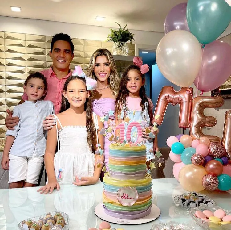 Patrícia Jereissati e Glauco Holanda cantam parabéns para Melina