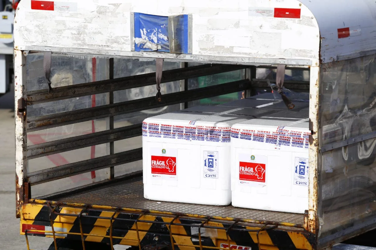 Ceará recebe mais 192.050 doses de vacinas contra a Covid-19; apenas 3.800 são CoronaVac
