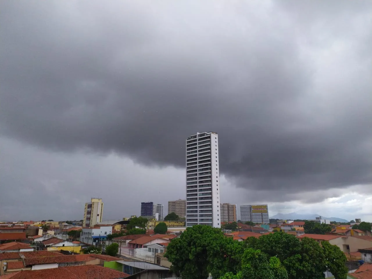 Chove em 95 municípios do Ceará; Fortaleza registra alagamentos
