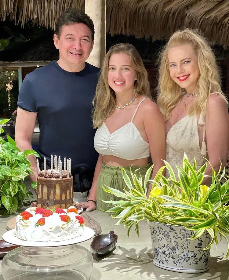 Branca e Racine Mourão celebram os 19 anos da filha Analiz