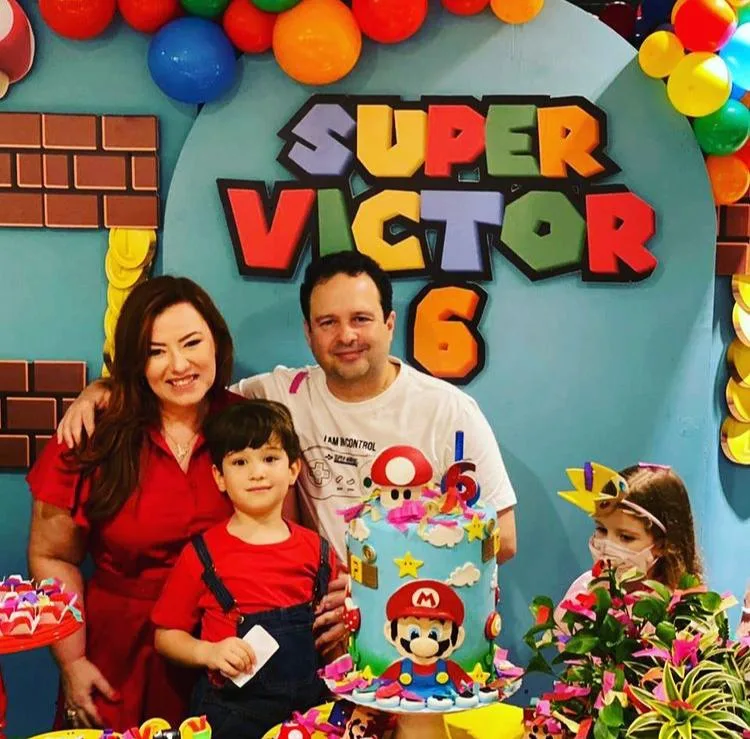 Aline Félix e Igor Barroso assopram as seis velinhas do Victor